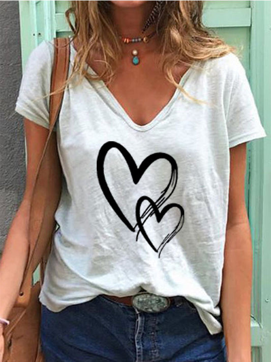 Camiseta informal de manga corta con cuello en V y estampado de corazón para mujer