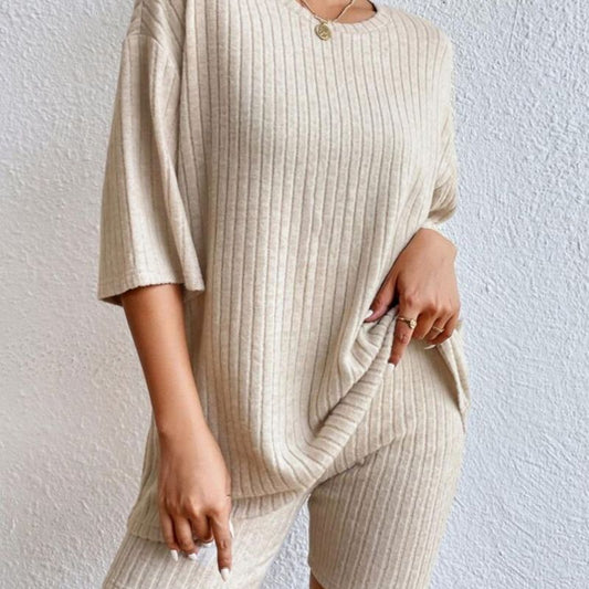 Conjunto de dos piezas de top y pantalones cortos de manga corta de punto acanalado de color liso informal para mujer