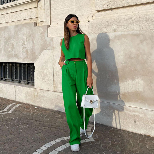 Conjunto de top corto informal sin mangas y pantalones acampanados de color liso para mujer