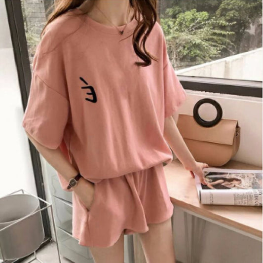 Conjunto de 2 piezas de camiseta de manga corta con cuello redondo, pantalones cortos y cintura definida, estampado de color liso y holgado para mujer