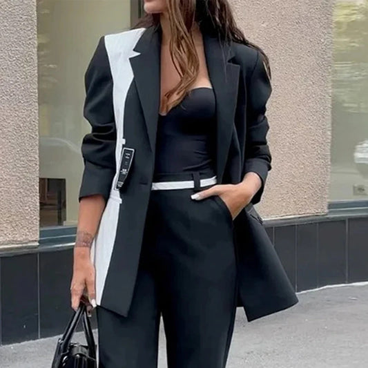 Conjunto de dos piezas de chaqueta y pantalón recto con bloques de color blanco y negro para mujer