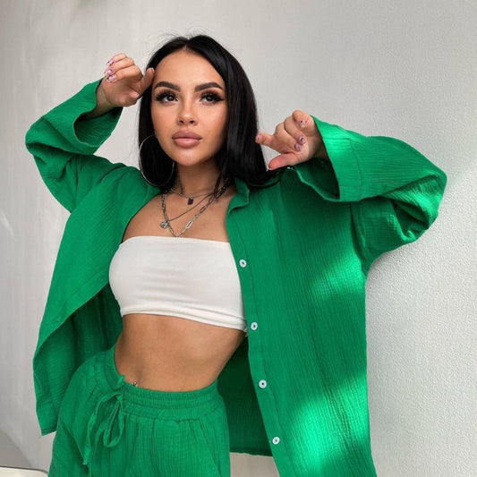 Conjunto de dos piezas de camisa y pantalones cortos de manga larga de color liso informal para mujer