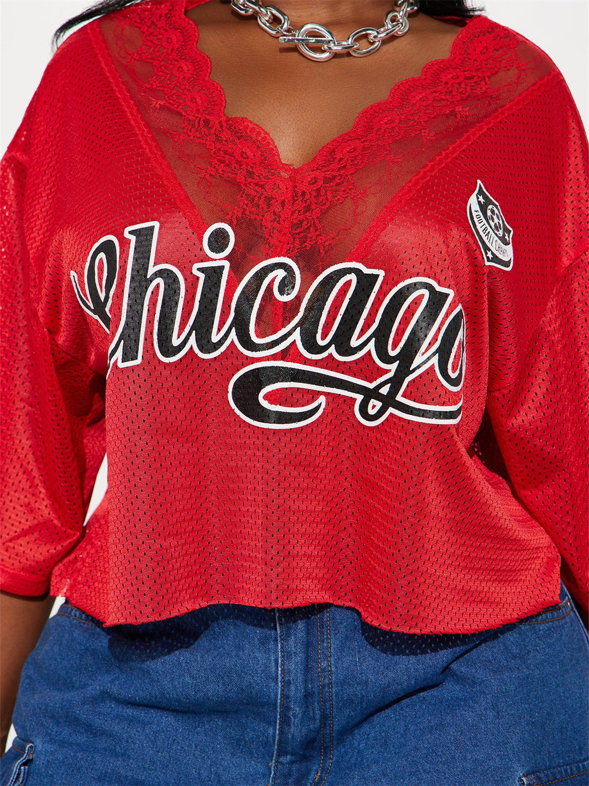 Camiseta informal holgada de manga corta con cuello en V y estampado de letras con costuras de encaje para mujer