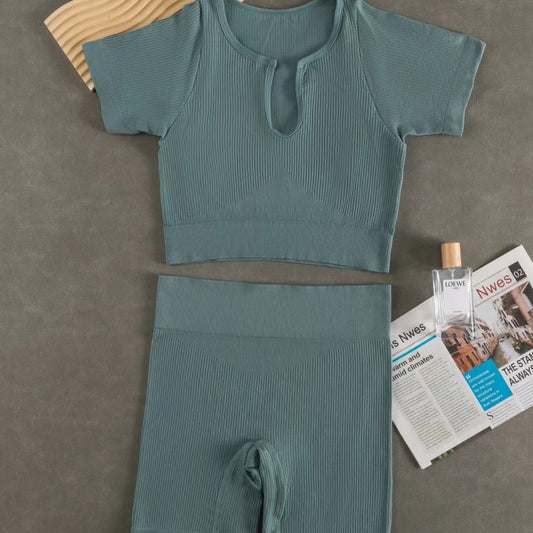Conjunto de top y pantalones cortos deportivos de yoga de manga corta de color sólido informal a la moda para mujer