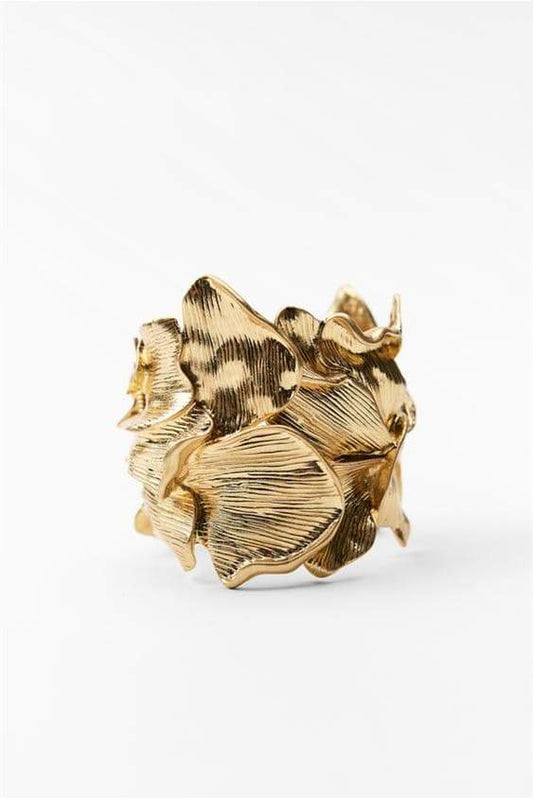 Pulsera de flores con textura metálica