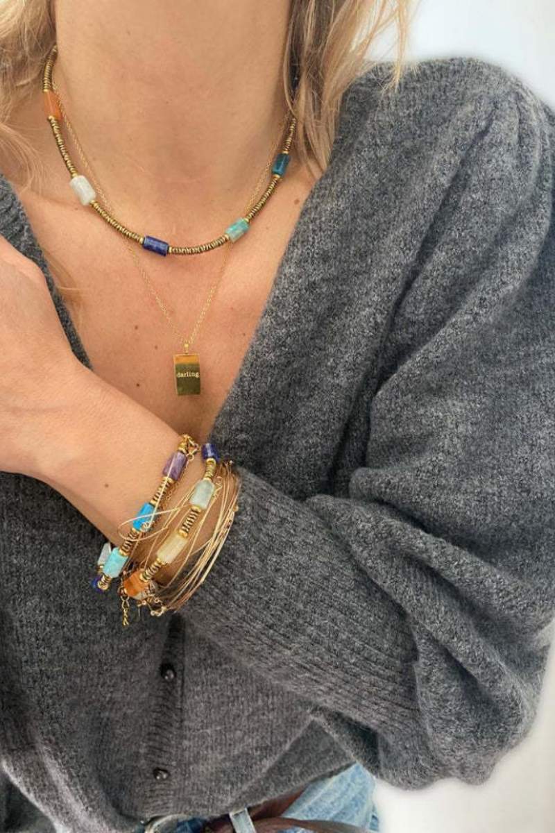 Collar de piedras de colores en colisión de Moira