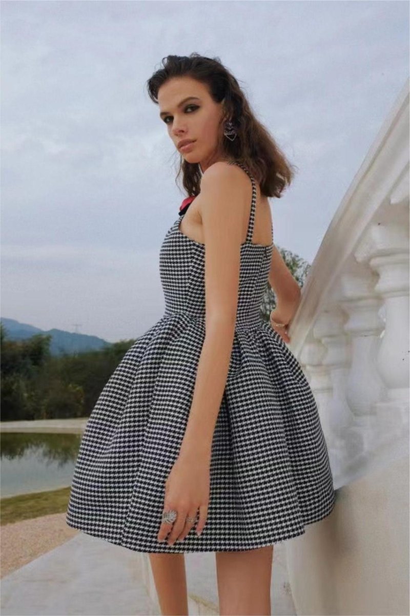 Vestido mini de corte A con lazo de rosas y estampado pata de gallo de Mona