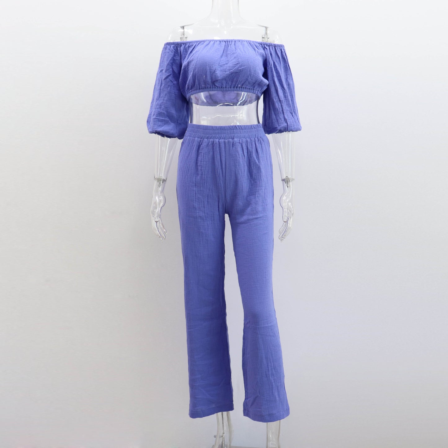 Traje informal para mujer con top corto con hombros descubiertos y pantalones anchos de cintura alta y arrugas de color liso