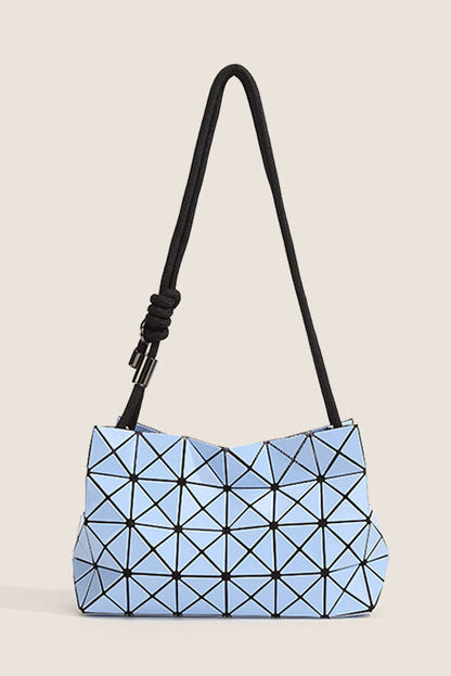 Bolso moderno con relieve geométrico