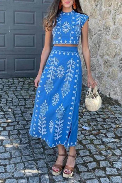 Conjunto de top corto con estampado étnico y falda midi cruzada con tirantes