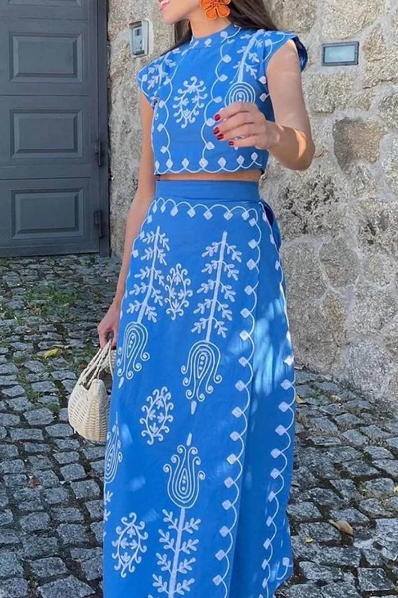Conjunto de top corto con estampado étnico y falda midi cruzada con tirantes