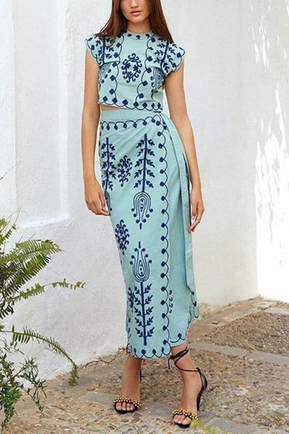 Conjunto de top corto con estampado étnico y falda midi cruzada con tirantes