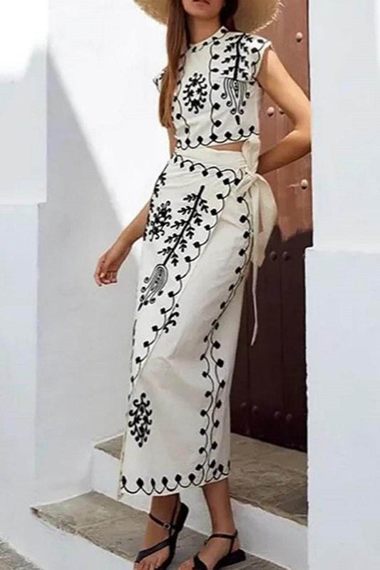 Conjunto de top corto con estampado étnico y falda midi cruzada con tirantes