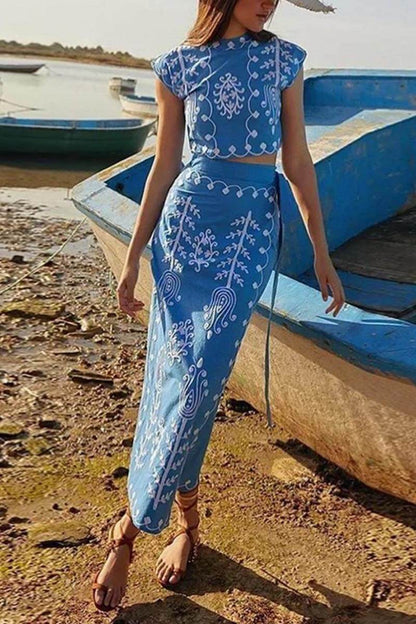Conjunto de top corto con estampado étnico y falda midi cruzada con tirantes
