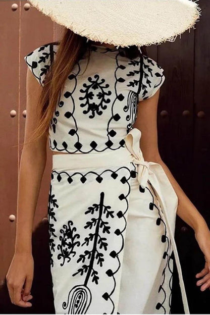 Conjunto de top corto con estampado étnico y falda midi cruzada con tirantes