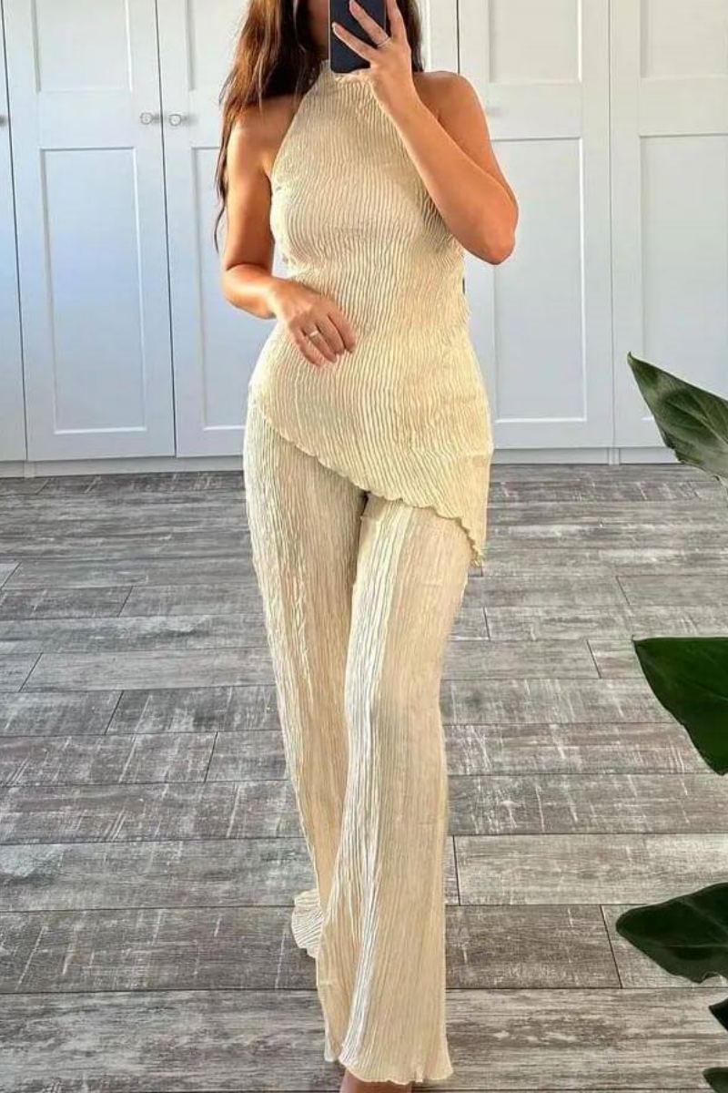 Traje informal de pantalón ancho con cintura alta y top sin mangas con cuello halter