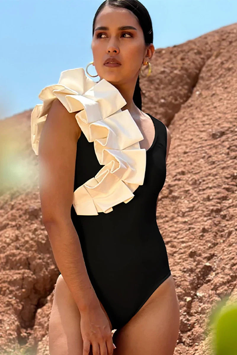 Elegante traje de baño de una pieza con lunares