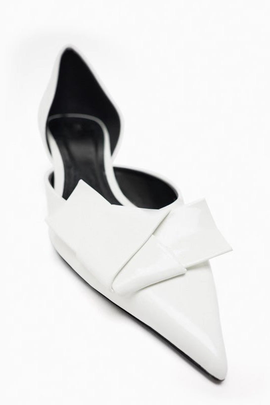 Tacones altos con punta en color brillante