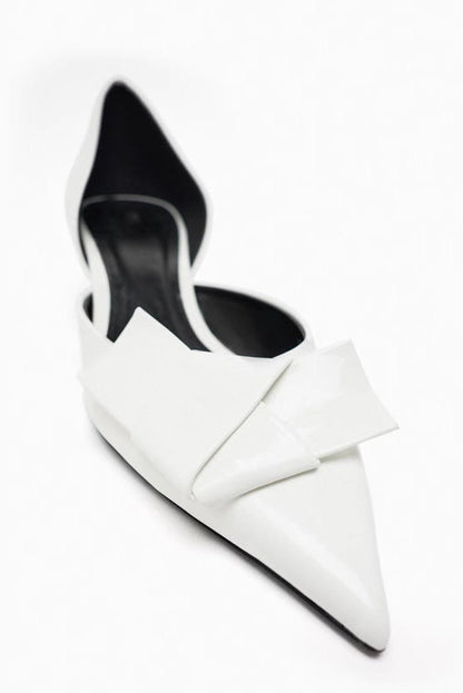 Tacones altos con punta en color brillante