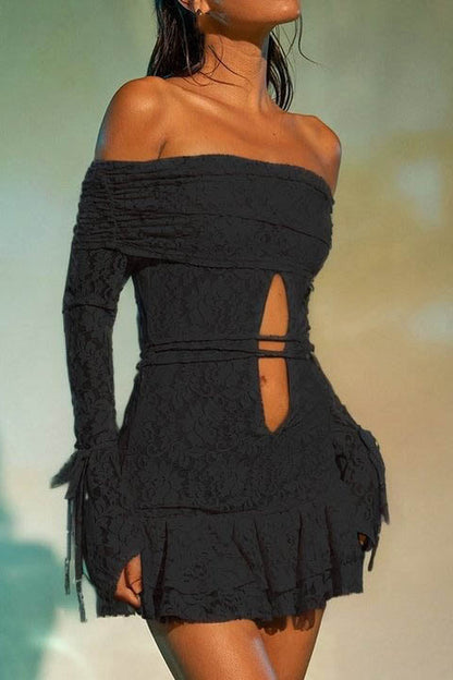 Elegante minivestido de jacquard con volantes y hombros descubiertos