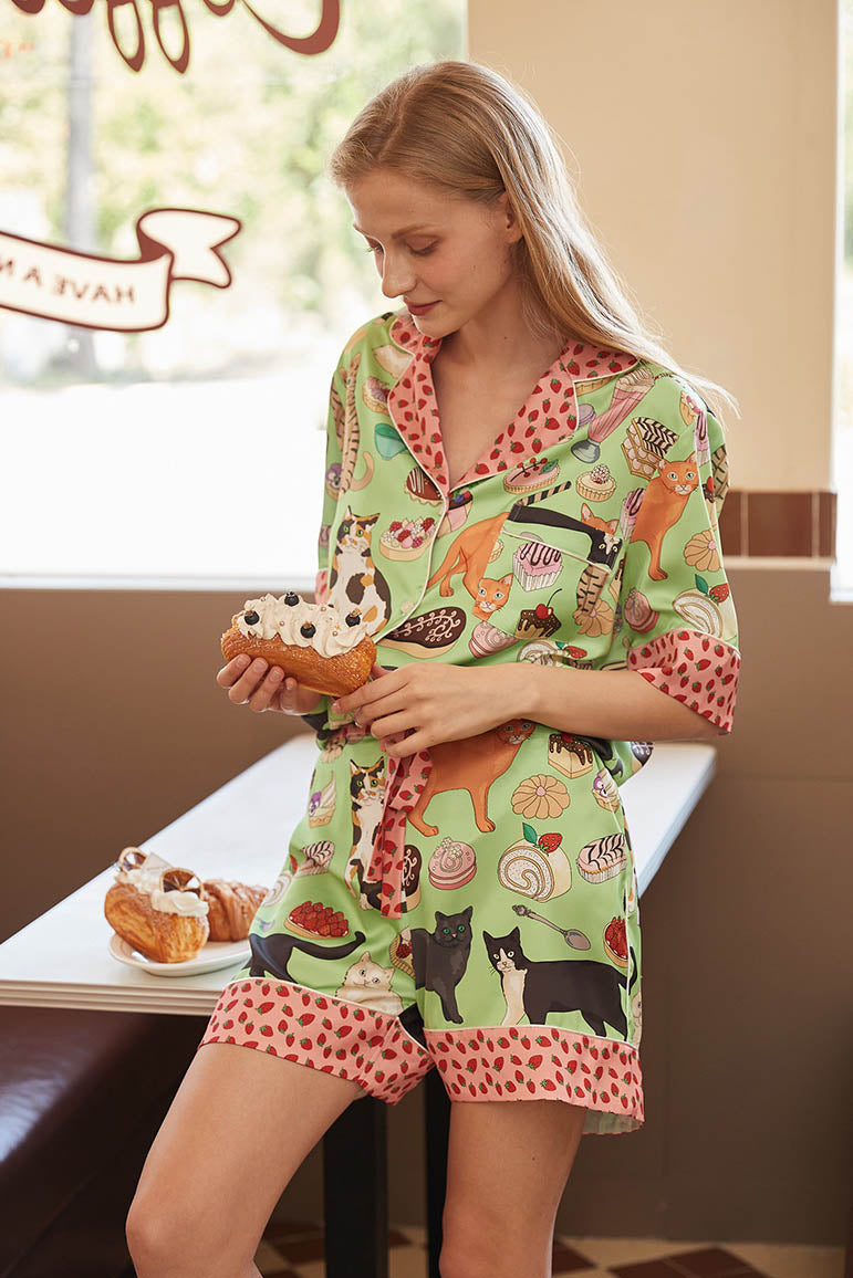 Conjunto de pijama con pantalones cortos y gato de color café
