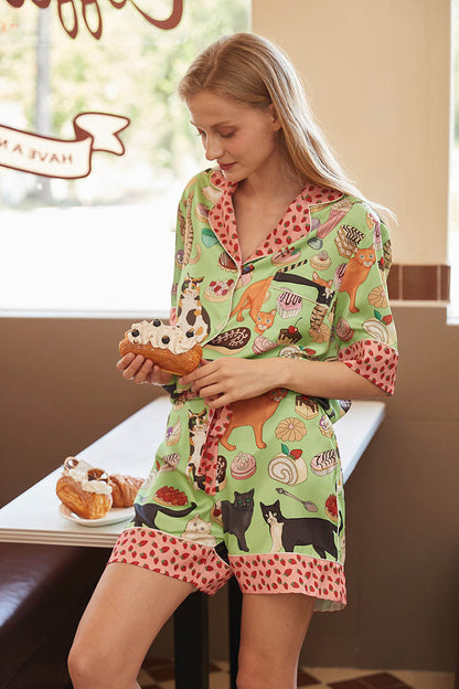 Conjunto de pijama con pantalones cortos y gato de color café