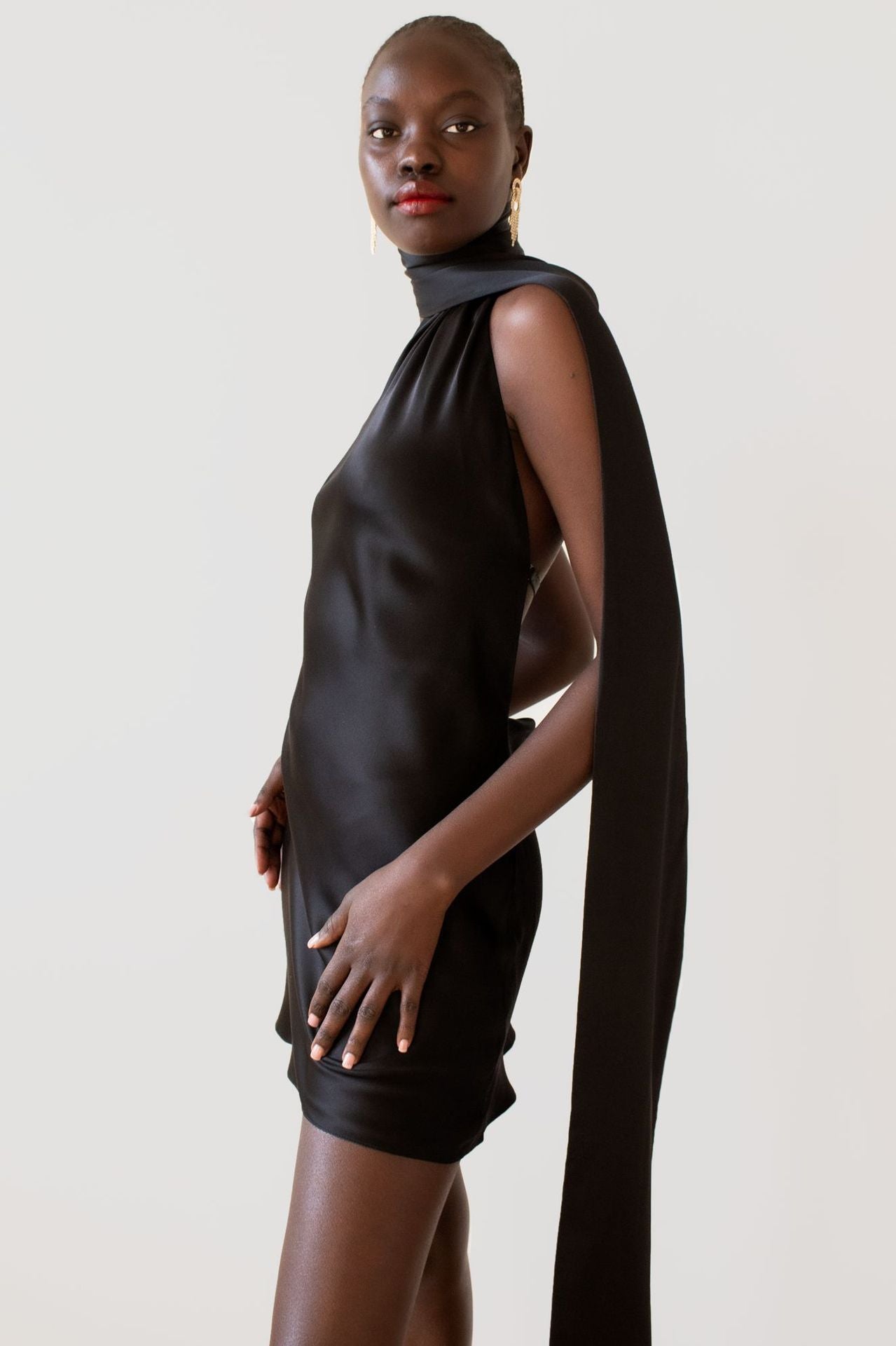 Minivestido de satén con cuello halter y espalda descubierta