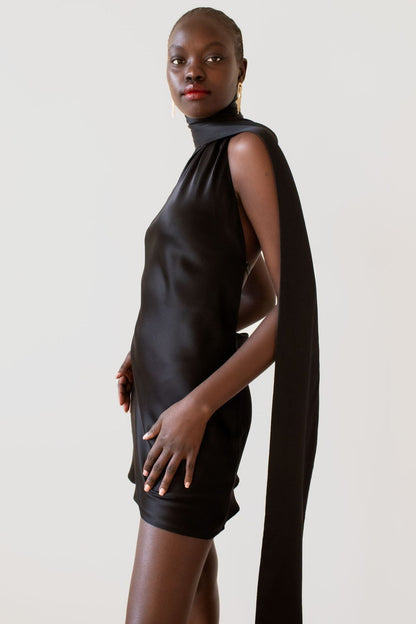 Minivestido de satén con cuello halter y espalda descubierta