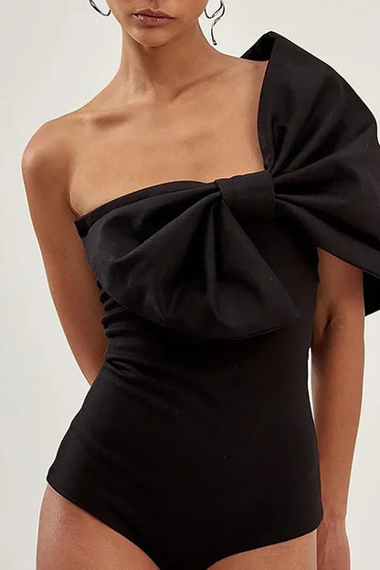Traje de baño de una pieza con lazo blanco y negro