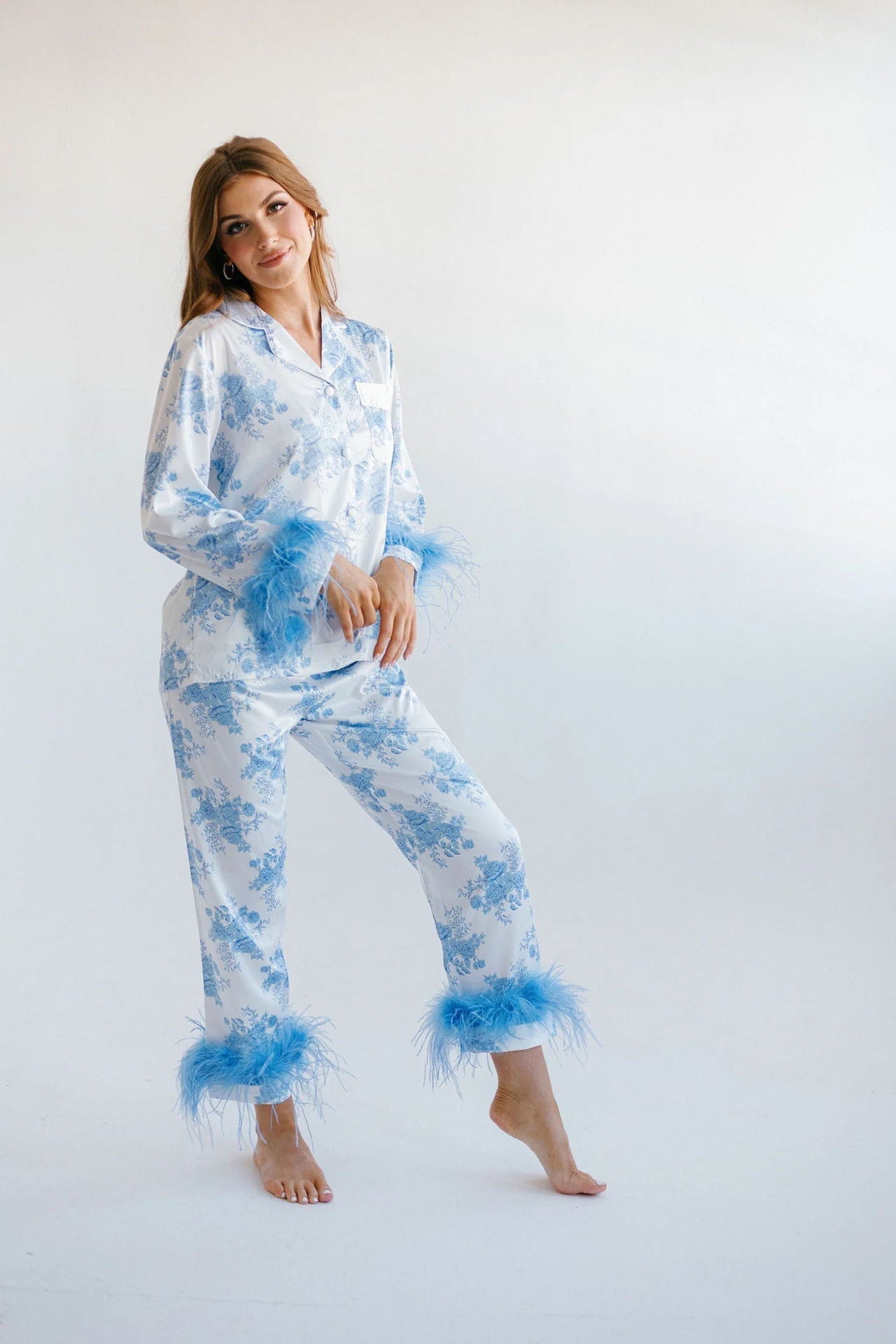 Conjunto de pijama de satén con estampado floral azul