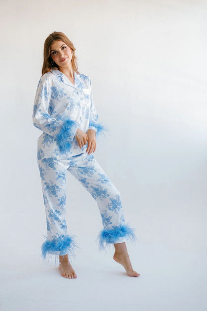 Conjunto de pijama de satén con estampado floral azul