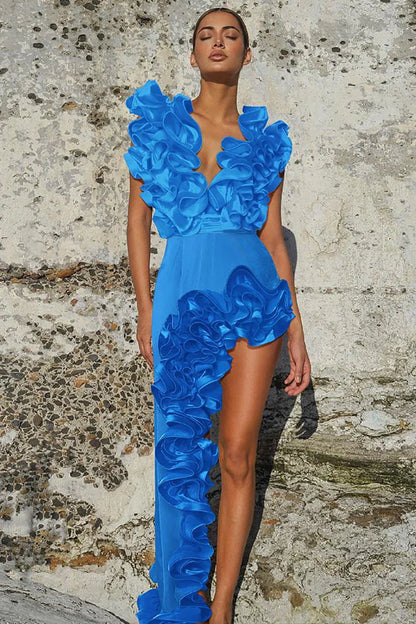 Traje de baño azul con escote en V y encaje