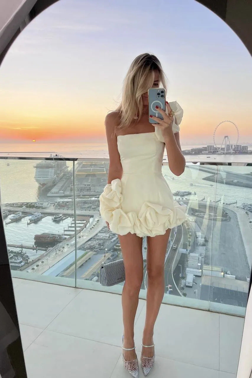 Minivestido romántico sin tirantes con cintura de tulipán