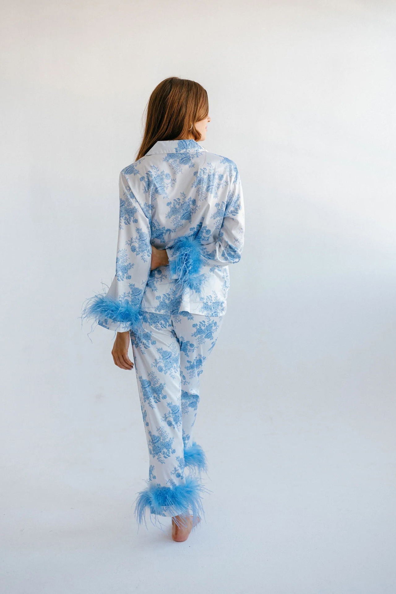 Conjunto de pijama de satén con estampado floral azul