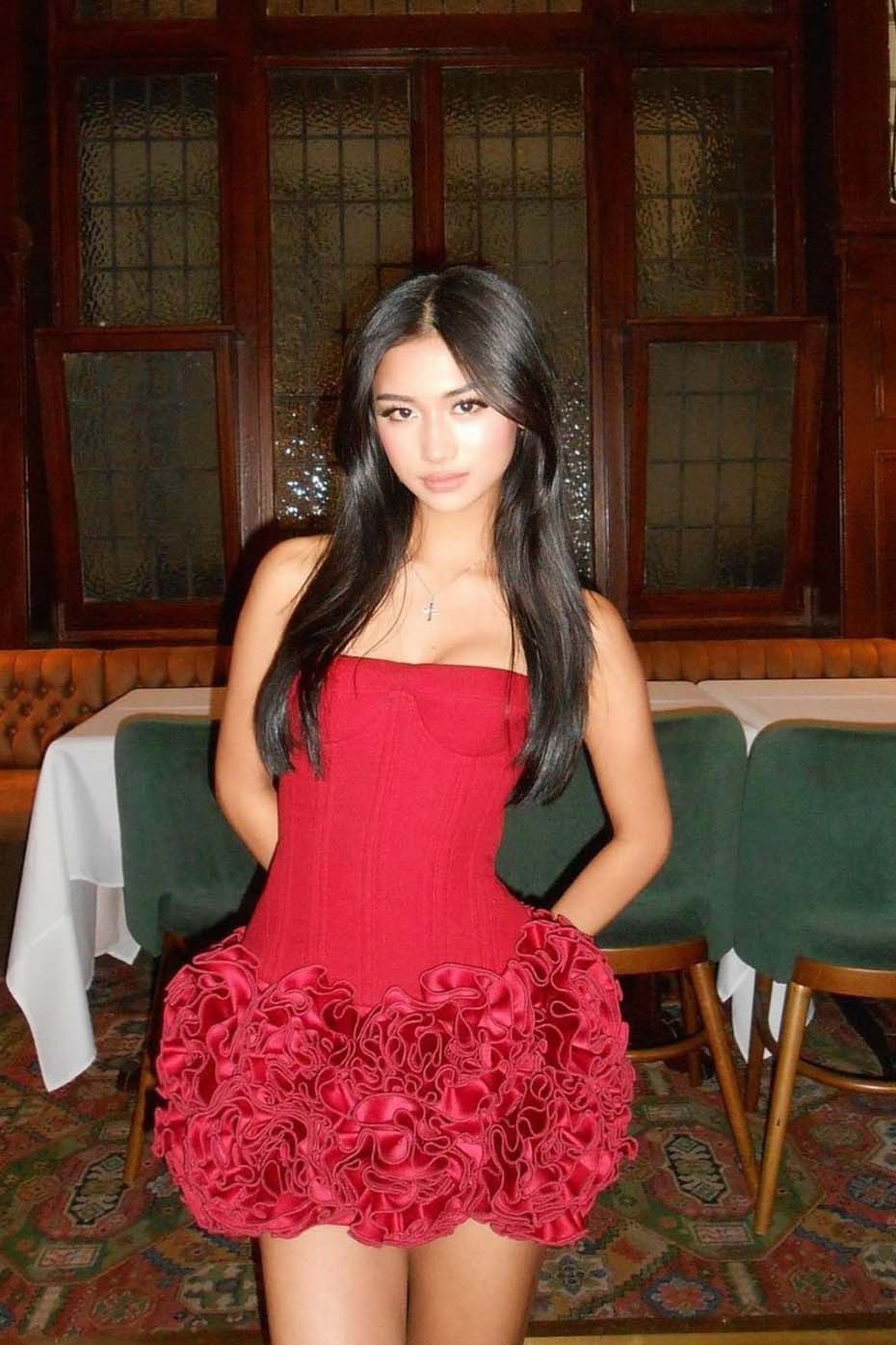 Minivestido sexy con hombros descubiertos, encaje y dobladillo de flores 3D en rojo