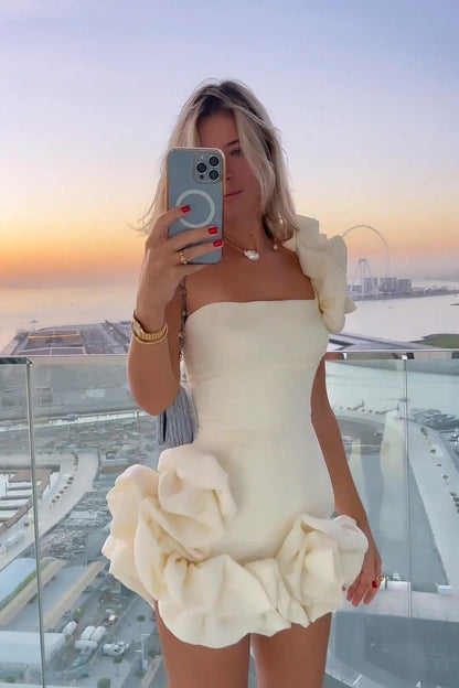 Minivestido romántico sin tirantes con cintura de tulipán