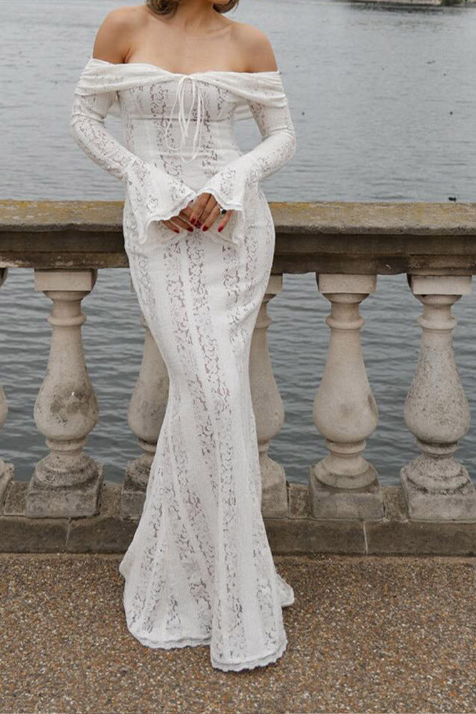 Vestido de encaje con mangas acampanadas y hombros descubiertos