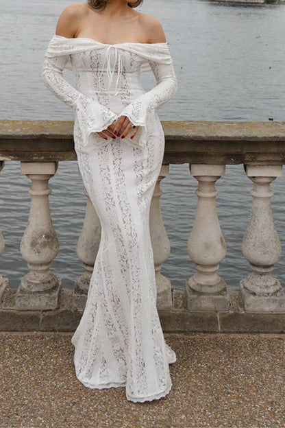 Vestido de encaje con mangas acampanadas y hombros descubiertos