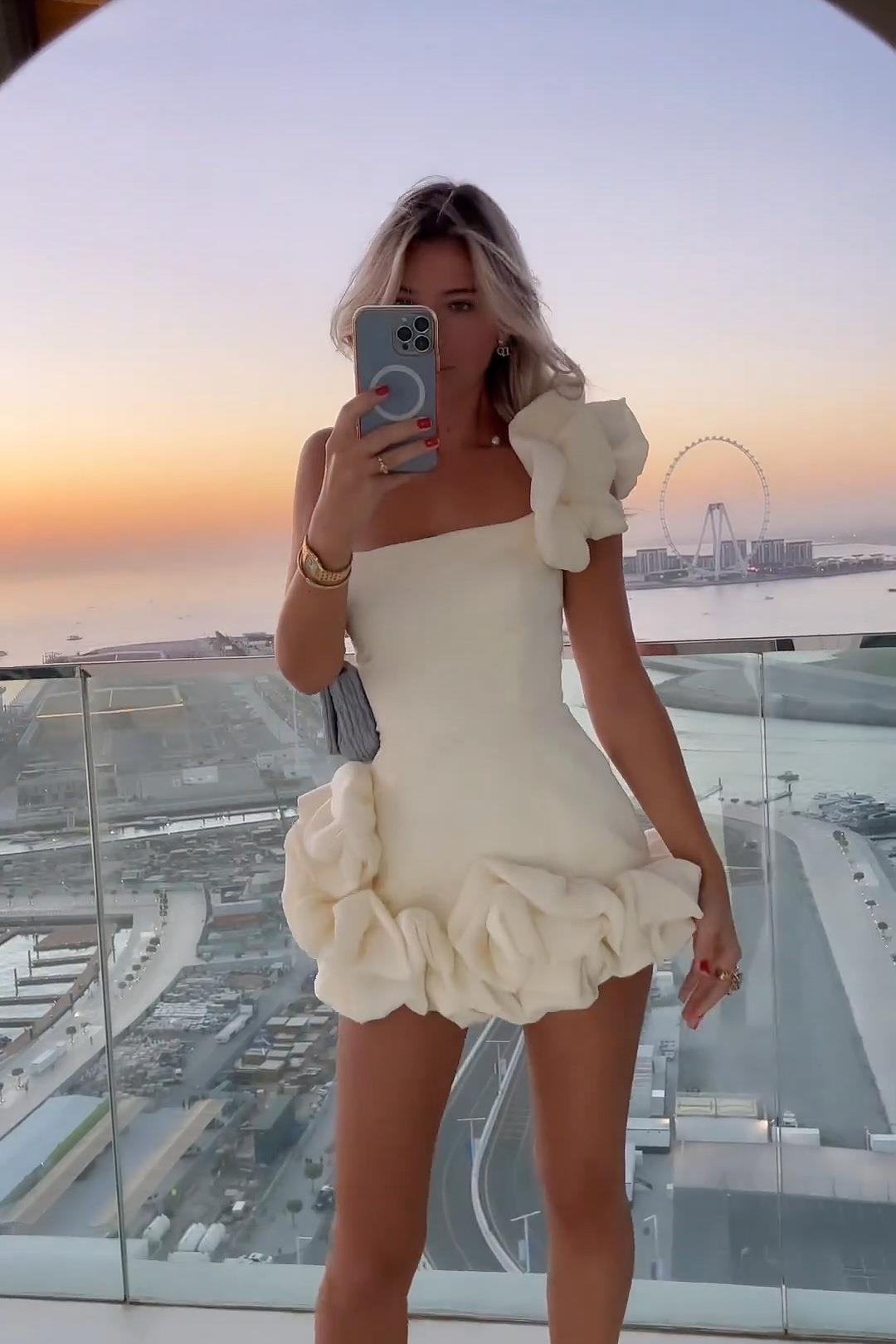 Minivestido romántico sin tirantes con cintura de tulipán