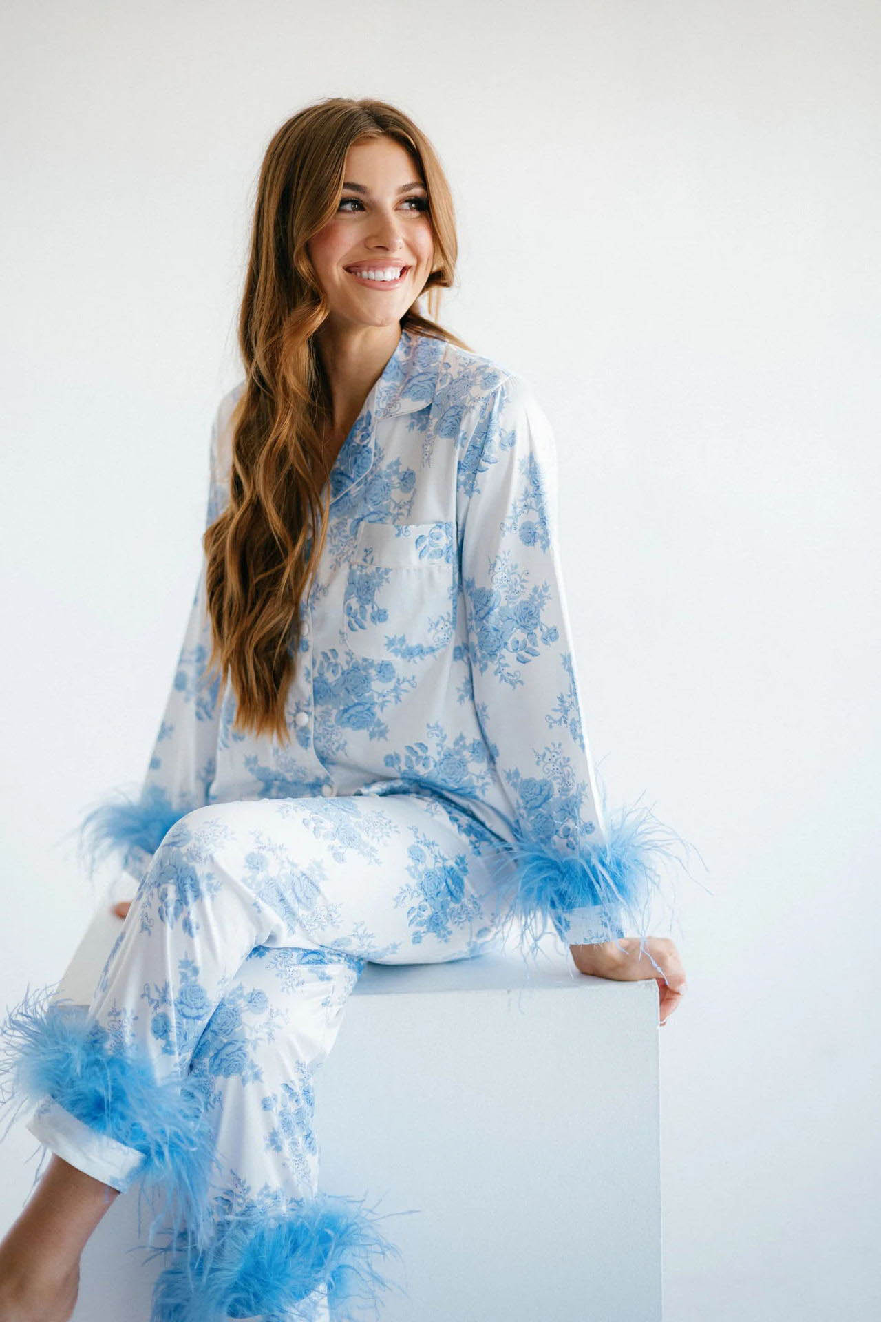 Conjunto de pijama de satén con estampado floral azul