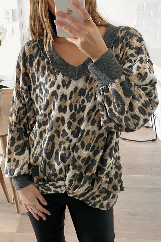 Tops de cuello en V con abertura y estampado de leopardo de moda urbana