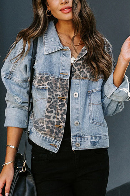 Moda urbana con estampado de leopardo y cuello vuelto en mezclilla