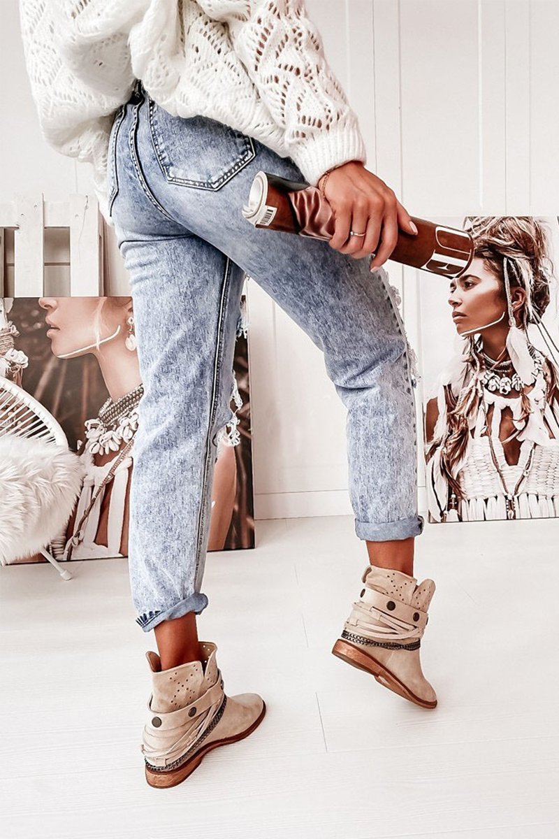 Vaqueros regulares con agujeros y rotos de estilo urbano