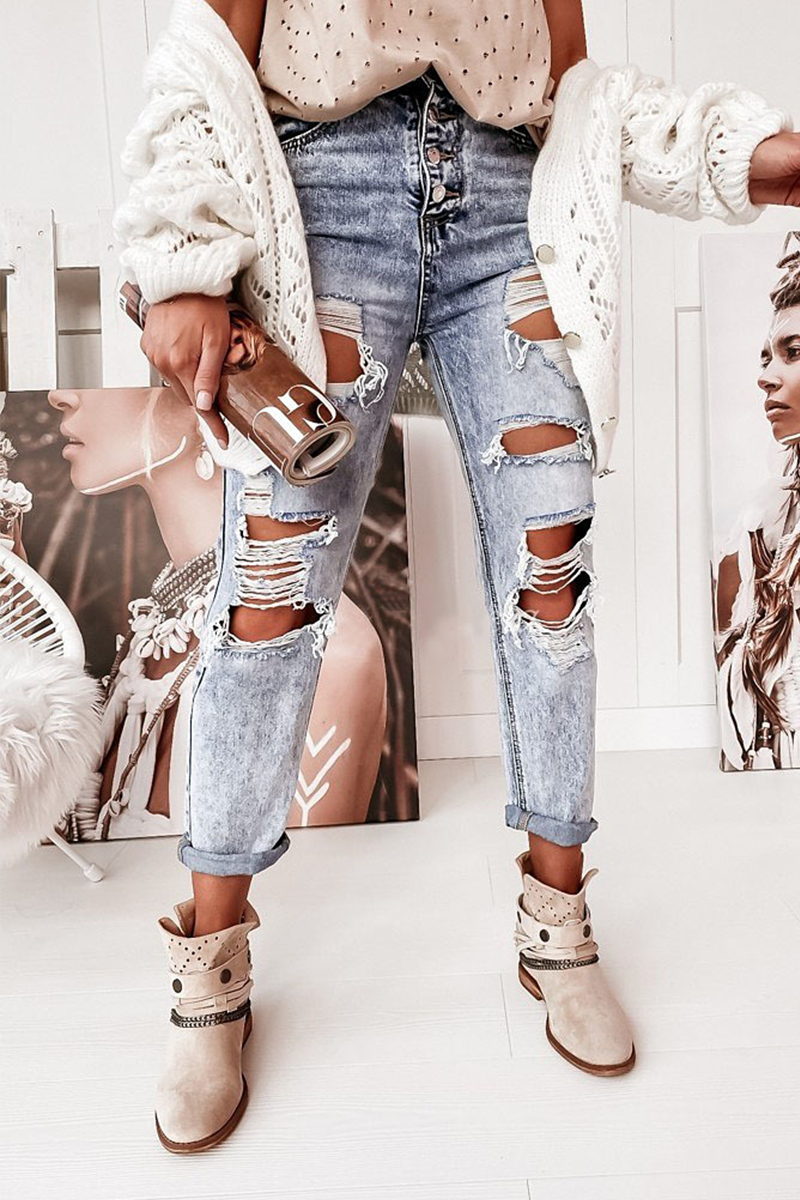 Vaqueros regulares con agujeros y rotos de estilo urbano