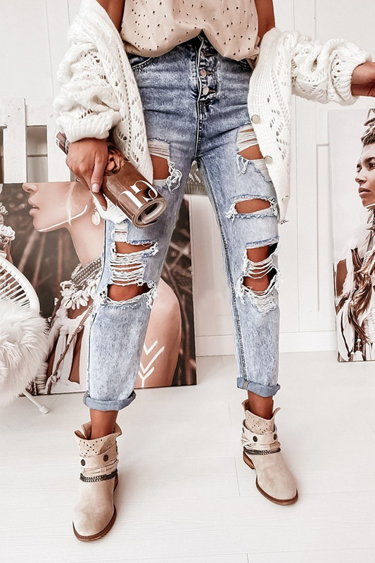 Vaqueros regulares con agujeros y rotos de estilo urbano