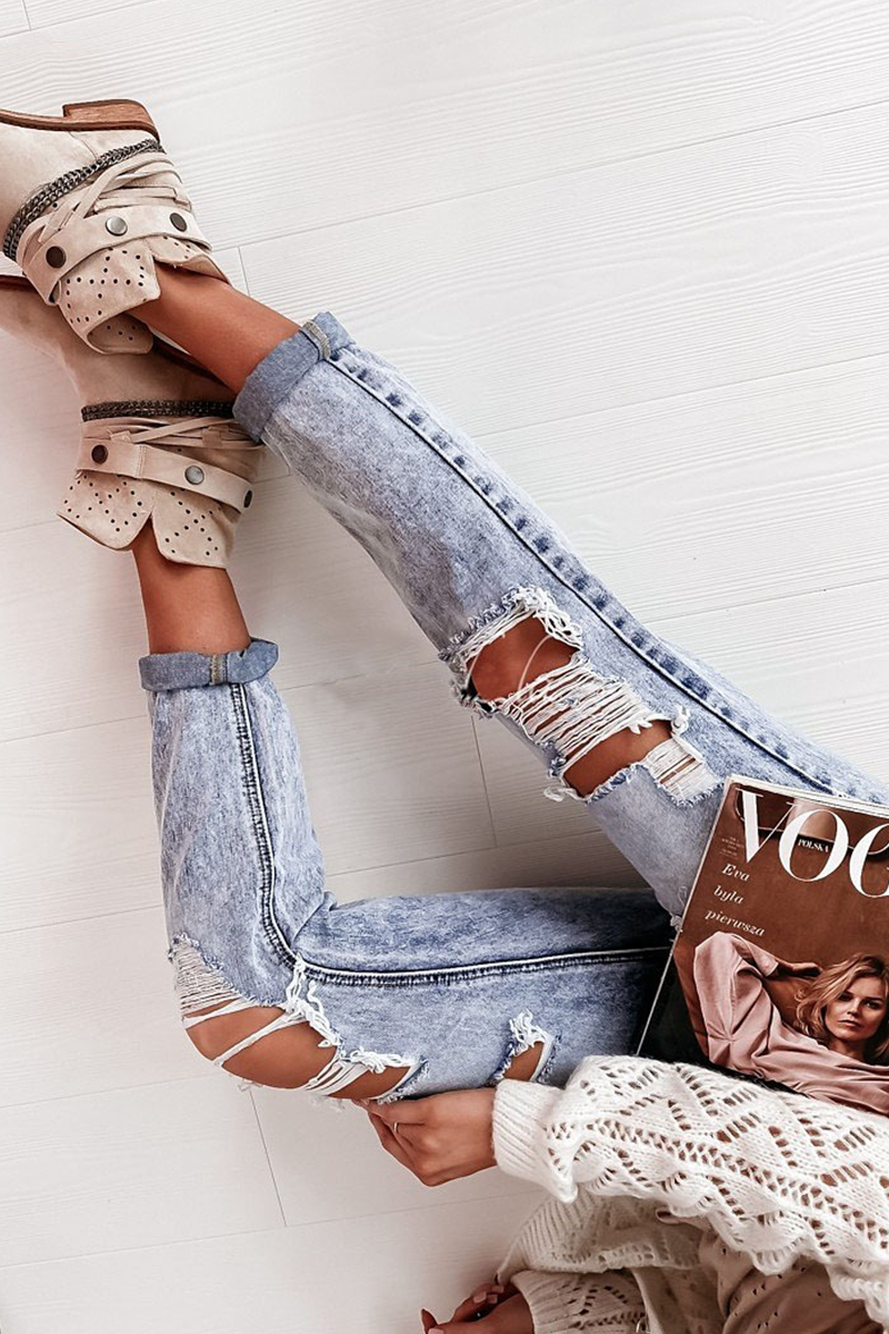 Vaqueros regulares con agujeros y rotos de estilo urbano