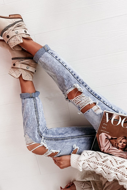 Vaqueros regulares con agujeros y rotos de estilo urbano