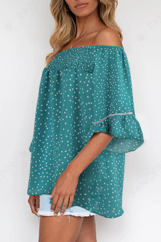 Tops con hombros descubiertos, patchwork y estampados de moda urbana