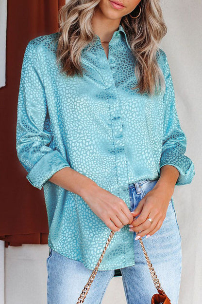 Blusa de cuello vuelto con abertura y estampado de leopardo (4 colores)