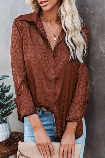 Blusa de cuello vuelto con abertura y estampado de leopardo (4 colores)